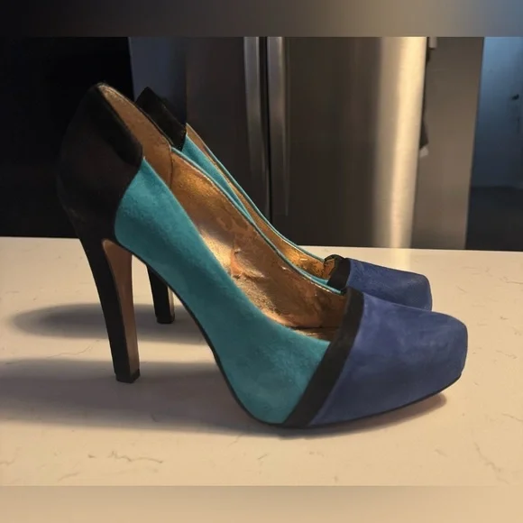 BCBGeneration size 9M Teal Blue, light bluebUltra suede Color block Pumps - Picture 2 of 12